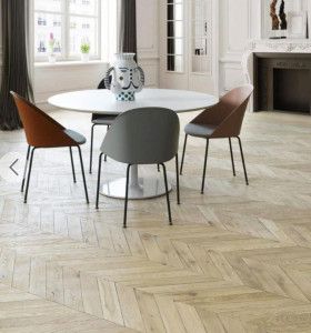 Photo de galerie - Pose de parquet en chevron avec finitions de qualité.