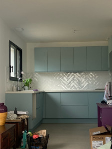 Photo de galerie - Installation cuisine, avec carrelage à bâtons rompus 