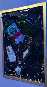 Photo de galerie - Cadre réalisé avec de la résine epoxy et une bouteille brisée