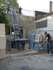 Photo de galerie - Location monte-charge avec technicien pour monter votre marchandise :
Placo, carrelage, rouleau d'étanchéité...
Rapide et sans effort 
Gain de temps et fini le matériel et le dos cassés 