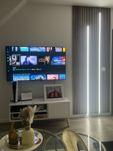 Photo de galerie - Pose de Tv au mur plus montage meuble avec panneau y compris led encastrer entre les tasseaux. 