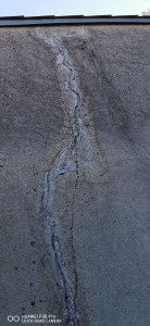 Photo de galerie - Mure fussuree avant la réparation .