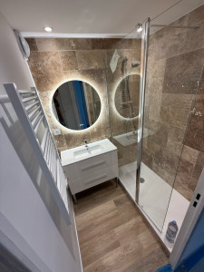 Photo de galerie - Rénovation complète avec travertin multi formats 