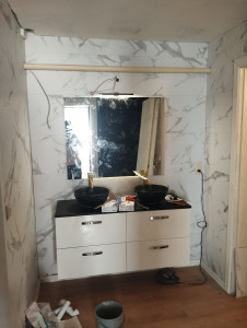 Photo de galerie - Pose meuble salle de bain plus pose dalle PVC au mur