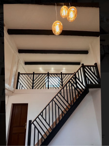 Photo de galerie - Main courante en pin design et moderne peint en noir 
