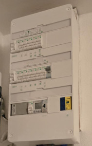 Photo de galerie - Remplacement rénovation et mise aux normes, du vieux tableau électrique par un modèle Scheinder Électrique. 