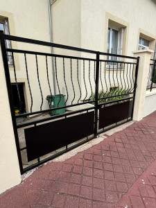 Photo de galerie - Décapage haute pression couche d’antirouille sur ta surface après peinture noire, trois couches