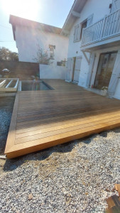 Photo de galerie - Réalisation d'une terrasse en bois exotique sur structure bois.