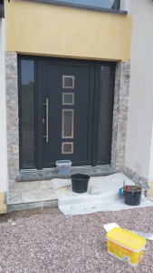 Photo de galerie - Pose de briquette de parement en façade contour d’une porte d’entrée 