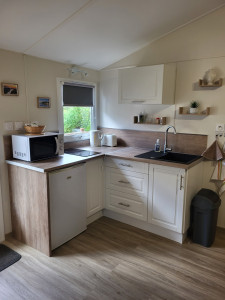 Photo de galerie - Rénovation mobil home ; isolation , peinture , montage cuisine , décoration . 