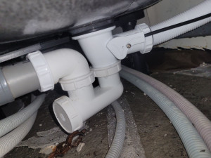 Photo de galerie - Remplacement du système d'évacuation d'une baignoire 