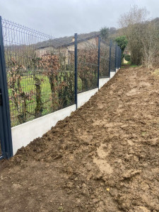 Photo de galerie - Pose tout types de clôtures, qu'elle sois souple,rigide,composite, avec ou sans soubassement.