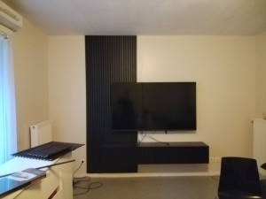 Photo de galerie -  montage et fixation :
meuble suspendu
support et télé 
paneaux pvc 