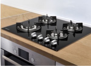 Photo de galerie - Pose de plaque de cuisson  percée le plan de travail pour y encastrer la plaque de cuisson plus branchement électrique et au gaz