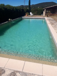 Photo de galerie - Entretien piscine revêtement enduit couleur beige 