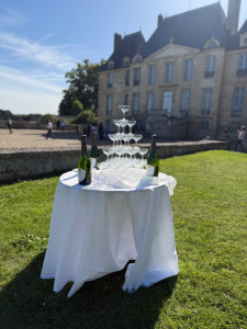 Photo de galerie -  Une élégante fontaine à champagne devant le château pour accueillir vos invités et donner au vin d’honneur une touche spectaculaire dès leur arrivée.