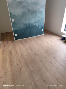Photo de galerie - Papier peint sur tête de lit et parquet stratifié de Poser 