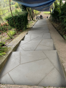 Photo de galerie - Création de marches décorative en béton.