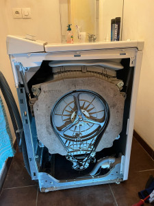 Photo de galerie - La couvercle était impossible à ouvrir. Après diagnostic, le verrou de porte n’était plus fonctionnel. Je l’ai démonté et remplacé par un neuf. Et c’est reparti pour un tour ?