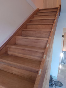 Photo de galerie - Escaliers en chêne en séchage de finition 