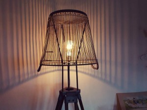 Photo de galerie - Lampe réalisée avec un pied de lunette en bois réglable en hauteur