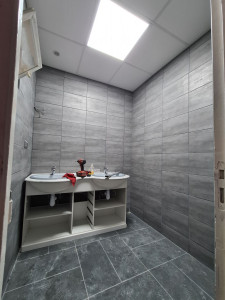 Photo de galerie - Salle de bain après travaux de carrelage et de pose de plafond suspendu en dalle 60x60.