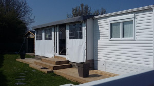 Photo de galerie - Création terrasse en bois avec escalier et montage d'une porte PVC