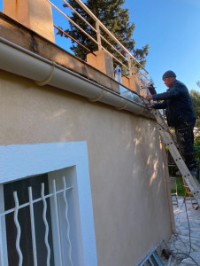 Photo de galerie - On a monté la gouttière + la descente 