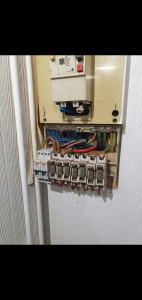 Photo de galerie - Dépose vieux tableau électrique non conforme et pose d un nouveau tableau neuf conforme selon norme NFC15-100