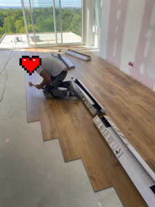 Photo de galerie - Pose de parquet avec couche insolente intégrée sur le parquet.