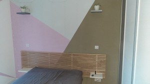 Photo de galerie - Montage chambre complète Ikéa avec tête de lit et étagères invisibles 