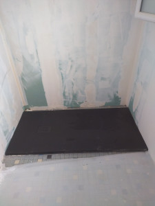 Photo de galerie - Pose d'un bac à douche noir avec platine