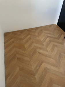 Photo de galerie - Pose d’un stratifié en pointe de Hongrie 