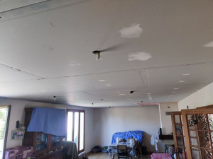 Photo de galerie - Création de plafond suspendu en placo plâtre 
50m2 dans le cas de ce chantier 