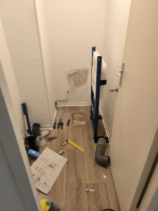 Photo de galerie - Installation de wc suspendu.