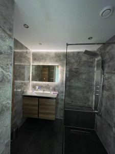 Photo de galerie - Salle de bain en marbre, découpée au laser, tout à la place désirée