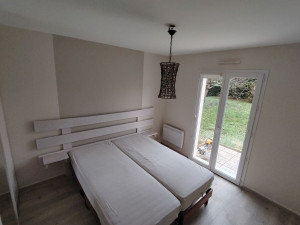 Photo de galerie - Chambre avec tête de lit foncé 