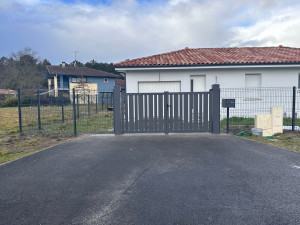 Photo de galerie - Portail alu clôture rigide 