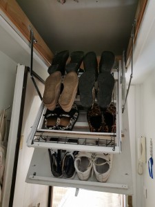 Photo de galerie - Création d'une trappe encastrée dans. Faux plafond pour rangement chaussure. 