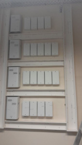 Photo de galerie -  Installation complète d’une centrale pour contrôle d’accès : tirage de câbles, contact de porte, lecteur de badge, alarme.