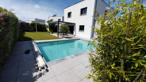 Photo de galerie - Construction piscine enterrée avec plage en carrelage 