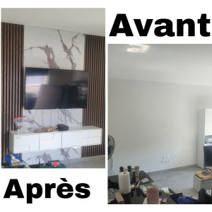 Photo de galerie - Création d'un mur TV design sur-mesure : pose de tasseaux de bois décoratifs, panneaux d'habillage effet marbre, fixation robuste d'un meuble TV suspendu et fixation murale du téléviseur. Un rendu moderne, élégant et chaleureux qui transforme la pièce