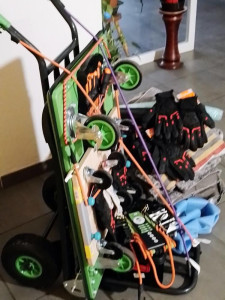 Photo de galerie - Matériel: Diable en acier rigide avec roues pneumatiques, plusieurs plateaux à roulettes, couvertures de déménagement, chariot, rouleau de film à bulles et de film noir, sangles et tendeurs, cale-portes, paires de gants, kit de tournevis.