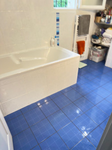 Photo de galerie - Nettoyage complet de la salle de bain : sol carrelé lavé, baignoire et surfaces propres.