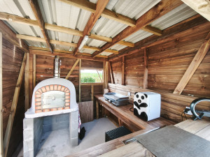 Photo de galerie - Création cuisine d'été sur mesure en bois avec pose d'un four a pain 