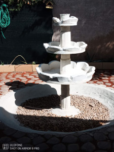 Photo de galerie - Création fontaine jardin artisanal faite a la main moulé sur place ,qui peut servir aussi de bassin a poisson.
