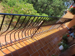 Photo de galerie - Peinture barreaudage villa pradet 