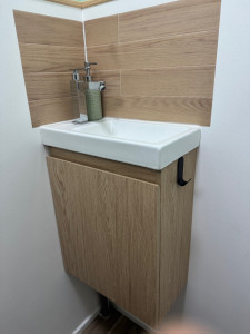 Photo de galerie - Pose d’un meuble et de sa vasque avec raccord et évacuation d’eau 