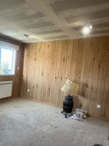 Photo de galerie - Réalisation complète de l’électricité suite à la création d’une chambre de 20m carré. Installation prise, interrupteur, spot encastré et mise en service des deux volets roulant solaire 