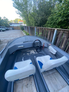 Photo de galerie - Installation de deux siège ainsi que le volant et le passage de la direction. Puis câblage du faisceaux et des câbles moteurs
